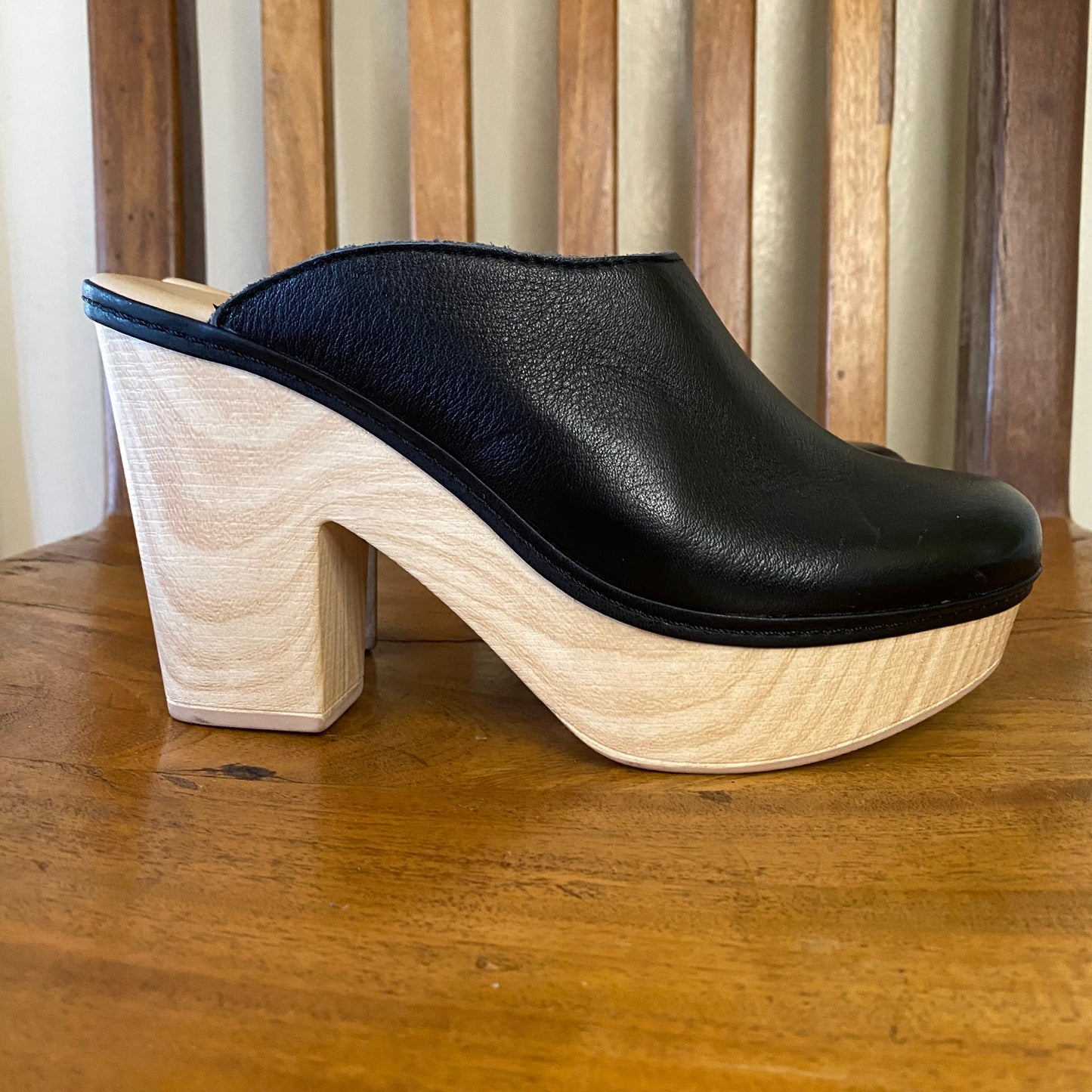 Chinese Laundry Black Leather Platform Clogs with Natural Wood Accents Size 7.5