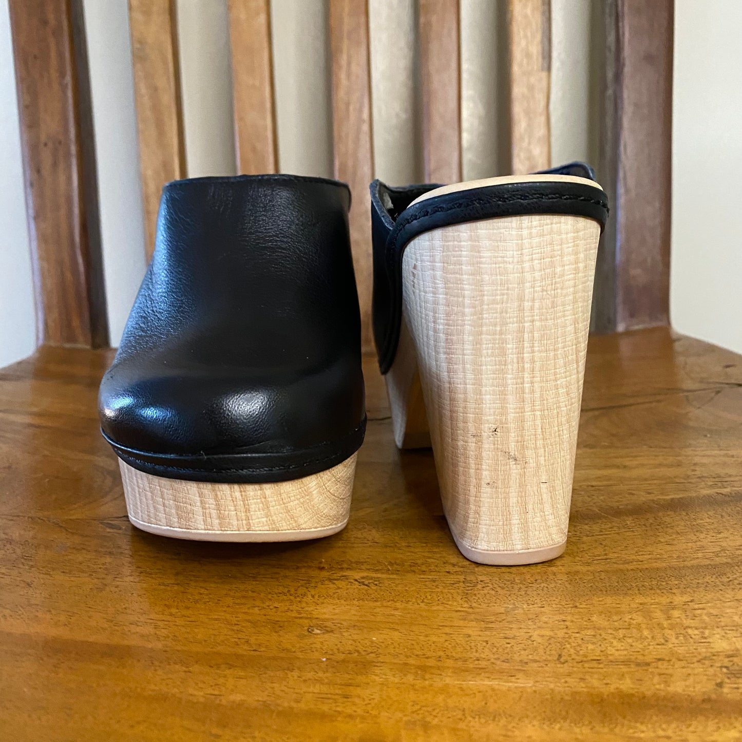 Chinese Laundry Black Leather Platform Clogs with Natural Wood Accents Size 7.5