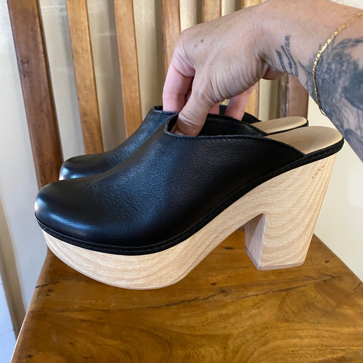 Chinese Laundry Black Leather Platform Clogs with Natural Wood Accents Size 7.5